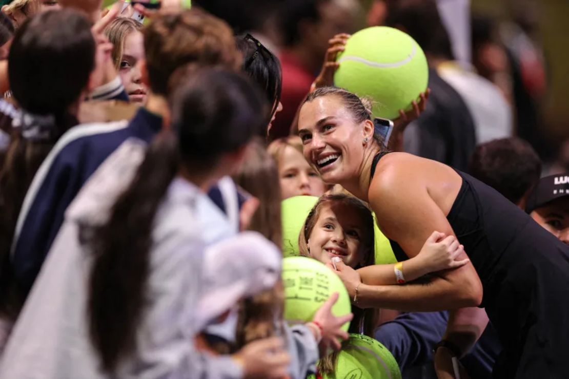 Aryna Sabalenka posa con los fanáticos después del partido de exhibición de tenis contra Nick Kyrgios en Dubai.