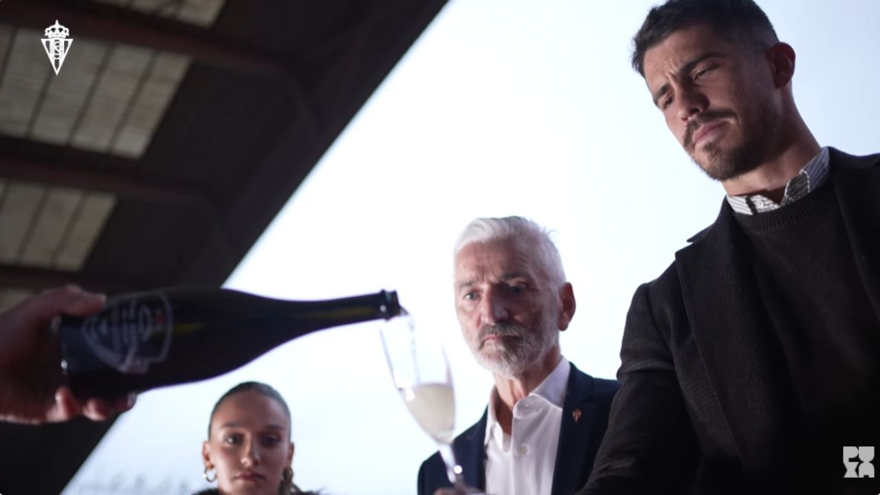 El brindis navideño de Yáñez para la afición: ¡Deseo que disfrutéis de muchas victorias del Sporting en el 2026! - La Voz de Asturias