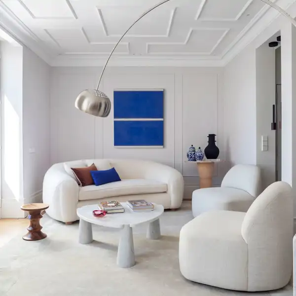 Salón blanco moderno con cuadro azul 