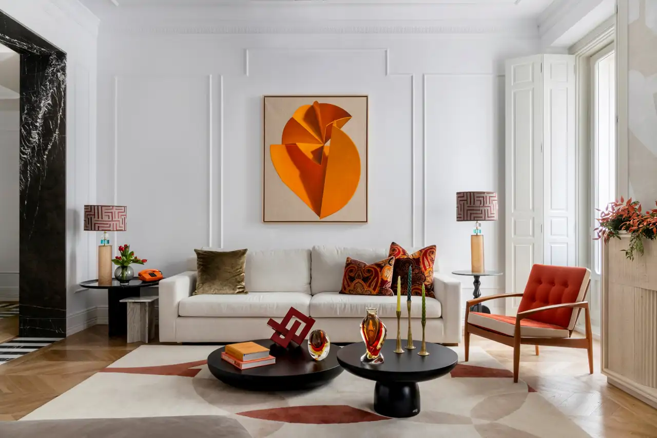 Salón blanco molduras cuadro conceptual naranja 