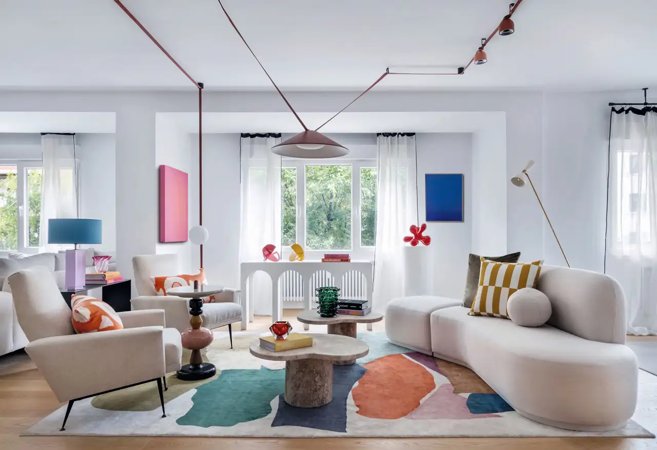 Salón colorido con sofás de estilo bold