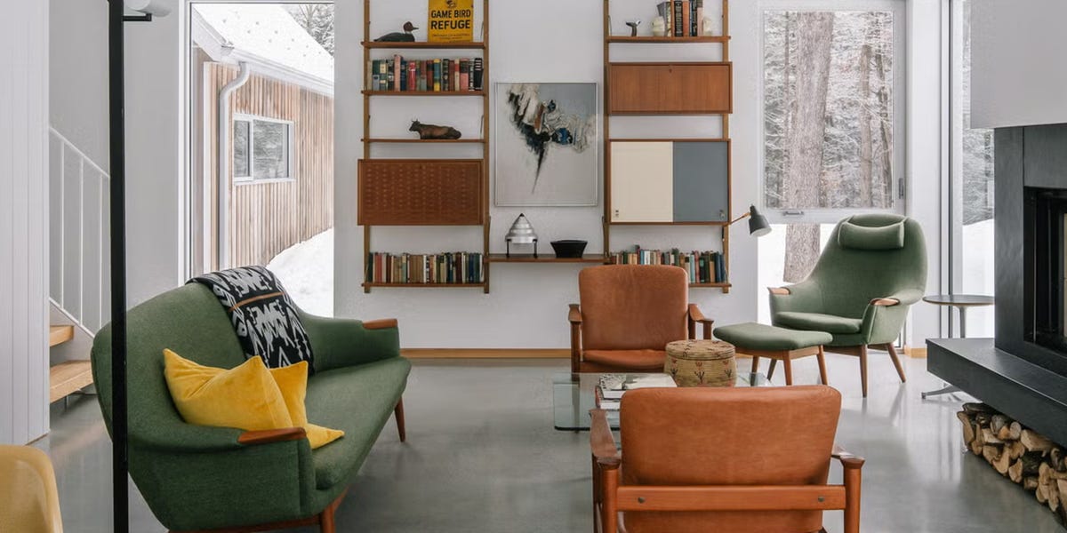 Una casa de campo diseñada como una cabaña de madera y decorada con muebles estilo mid century
