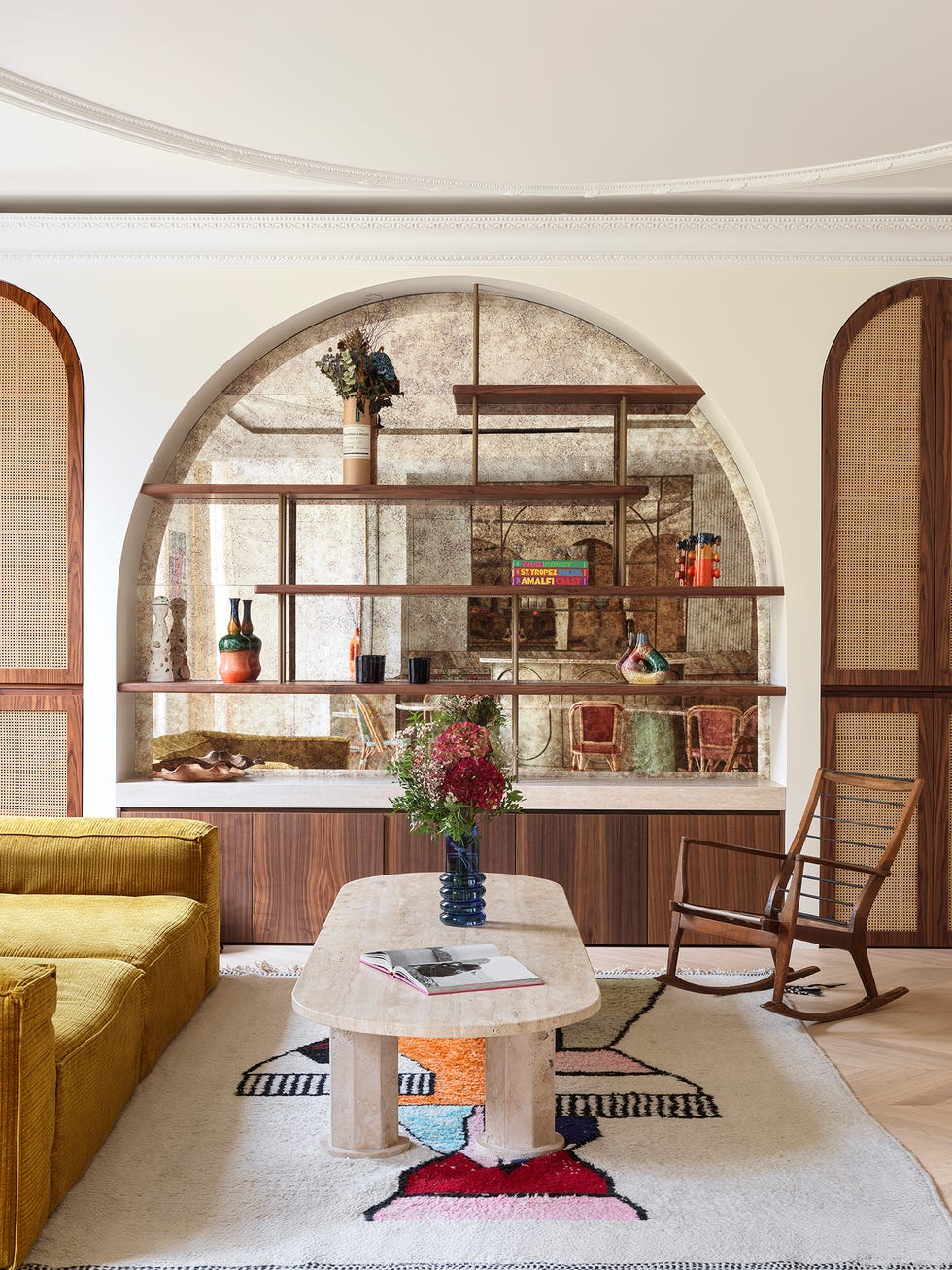 un piso en paris reformado con materiales de lujo y toques vivos de color