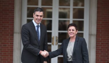 Afectados por la okupación acusan a Sánchez y a Bildu de «regalar casas que no son suyas»