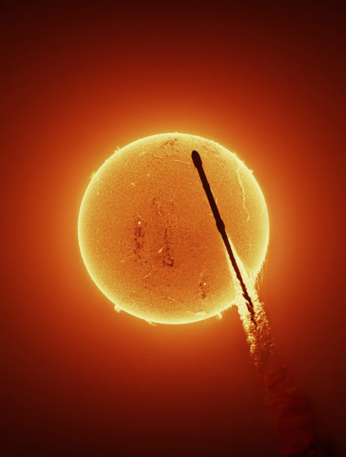 Antes de capturar «La caída de Ícaro», McCarthy tomó esta foto de un cohete cruzando el sol.