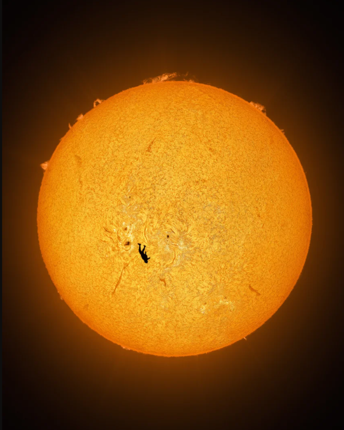 McCarthy utilizó el apilamiento de imágenes, alineando y combinando miles de fotogramas, para enfocar los rasgos del sol y reducir el ruido en la foto.