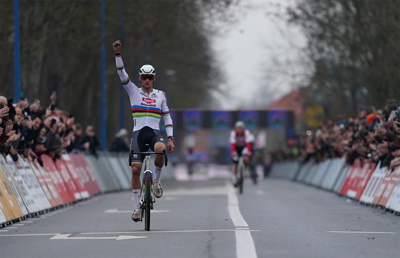 Van der Poel también domina en la arena de Koksijde y suma otra victoria en la Copa del Mundo