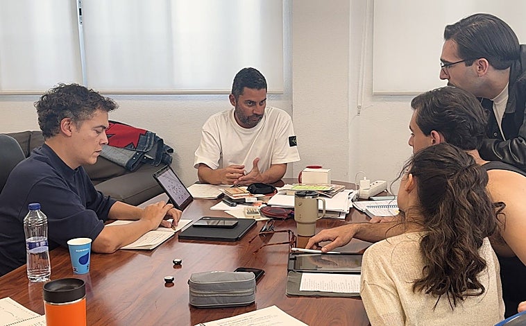 Imagen principal - Arriba, el equipo de 'La Promesa'. Izquierda y derecha, dos escenas de 'La Promesa'