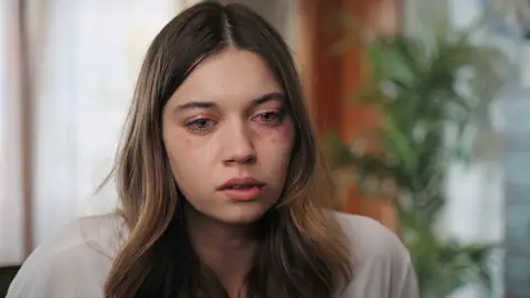 Seyran se despierta aterrada tras soñar con Mezide y Ferit no sabe cómo ayudarla