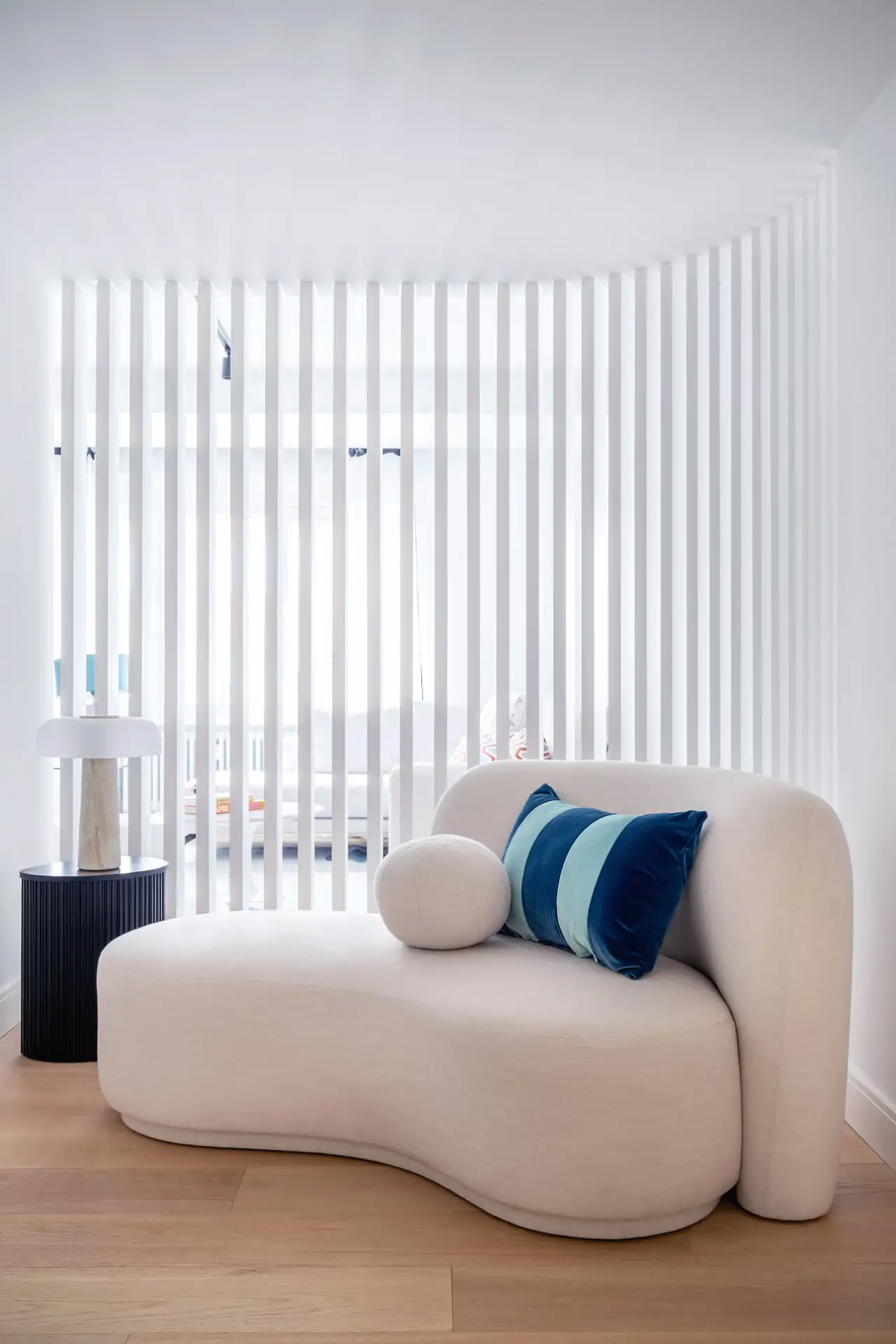 Sofá blanco de estilo bold