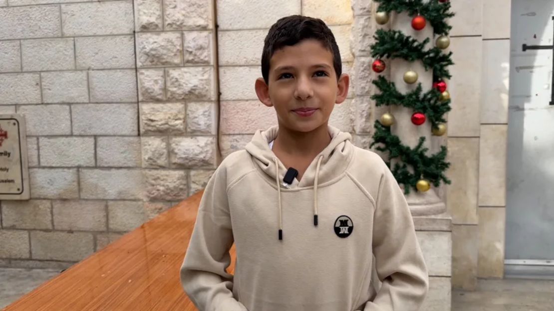 George Bisan, un niño de 11 años que se encontraba en la Iglesia de la Sagrada Familia en la Ciudad de Gaza, dijo a CNN que él y otros palestinos “quieren vivir” tras dos años de bombardeos y asedio israelíes.