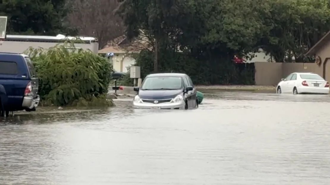 Un coche permanece sumergido en las aguas de una inundación en Redding, California, el domingo.