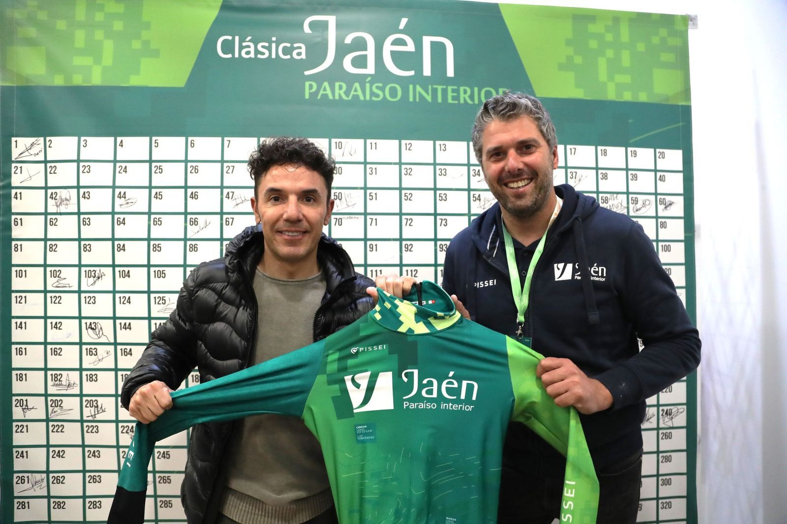 'Purito', junto a Pascual Momparler en la recogida de dorsales de la Gran Fondo Jaén Paraíso Interior 2024. Foto de Álvaro García Herrero. 