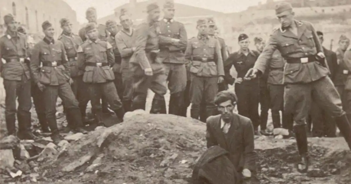 La IA logra identificar al criminal nazi de una terrible foto del Holocausto