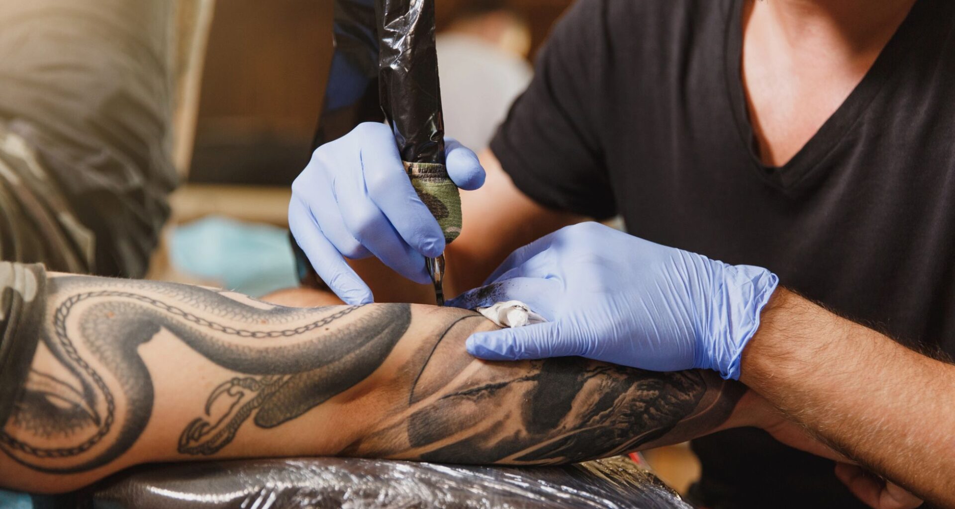 La tinta de tatuaje puede alterar la respuesta a vacunas y afectar al sistema inmune: estudio