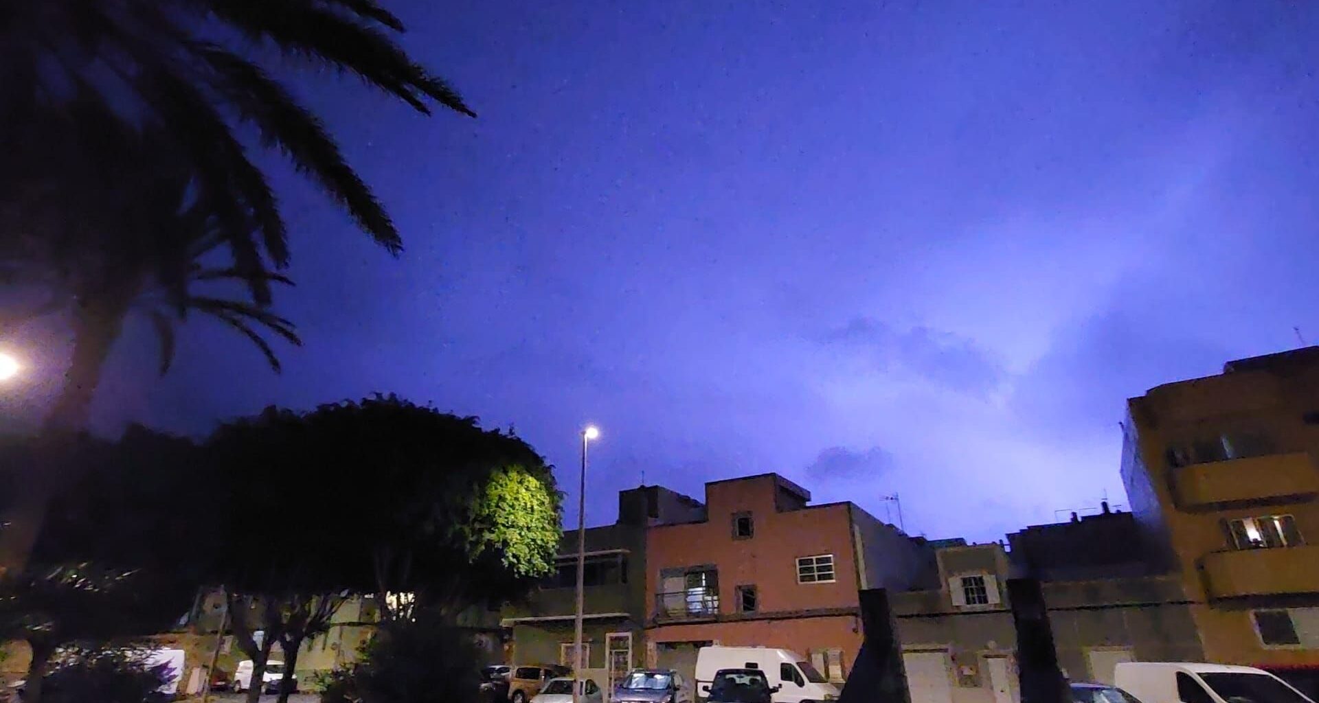 La borrasca Emilia azota con fuerza y deja más de 1.500 incidencias en Canarias, ninguna grave