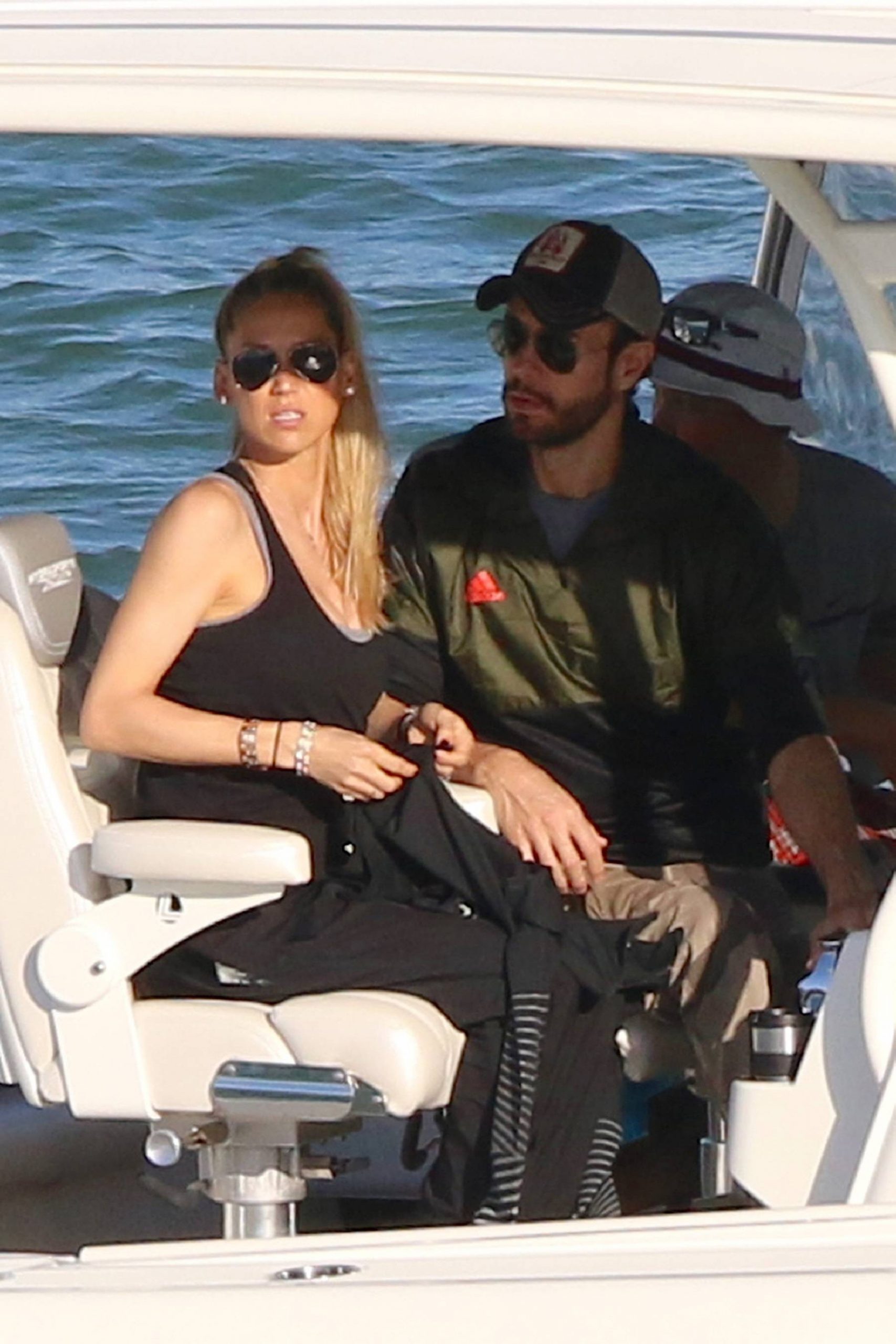 Enrique Iglesias y Anna Kournikova durante unas vacaciones. (Foto: Gtres)