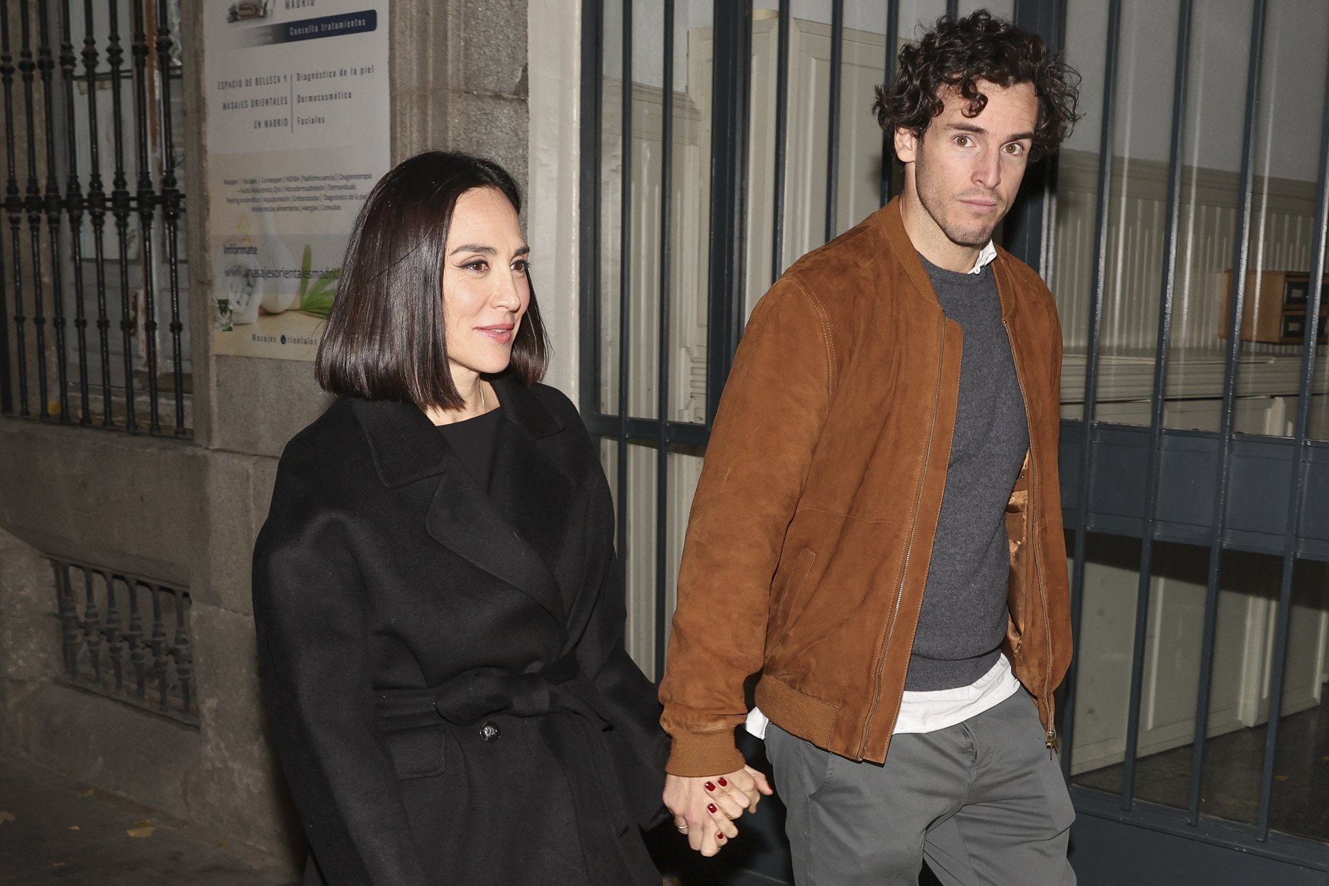 Tamara Falcó e Íñigo Onieva por las calles de Madrid. (Foto: Gtres)