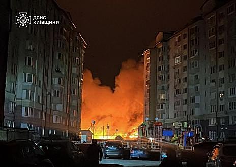 Imagen secundaria 1 - Los bombardeos rusos alcanzaron cerca de 30 puntos diferentes. En las imágenes, los sufridos en Slobozhanske, en la región de Dnipro, y Kiev, y una estación de metro de la capital donde se refugiaron numerosos ciudadanos