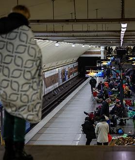 Imagen secundaria 2 - Los bombardeos rusos alcanzaron cerca de 30 puntos diferentes. En las imágenes, los sufridos en Slobozhanske, en la región de Dnipro, y Kiev, y una estación de metro de la capital donde se refugiaron numerosos ciudadanos