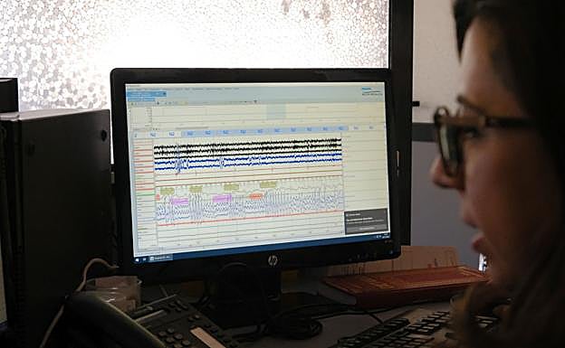 Parámetros de un estudio del sueño reflejados en la pantalla de un ordenador.