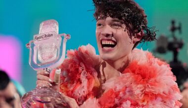 El campeón de Eurovisión Nemo devuelve su trofeo en protesta por la inclusión de Israel