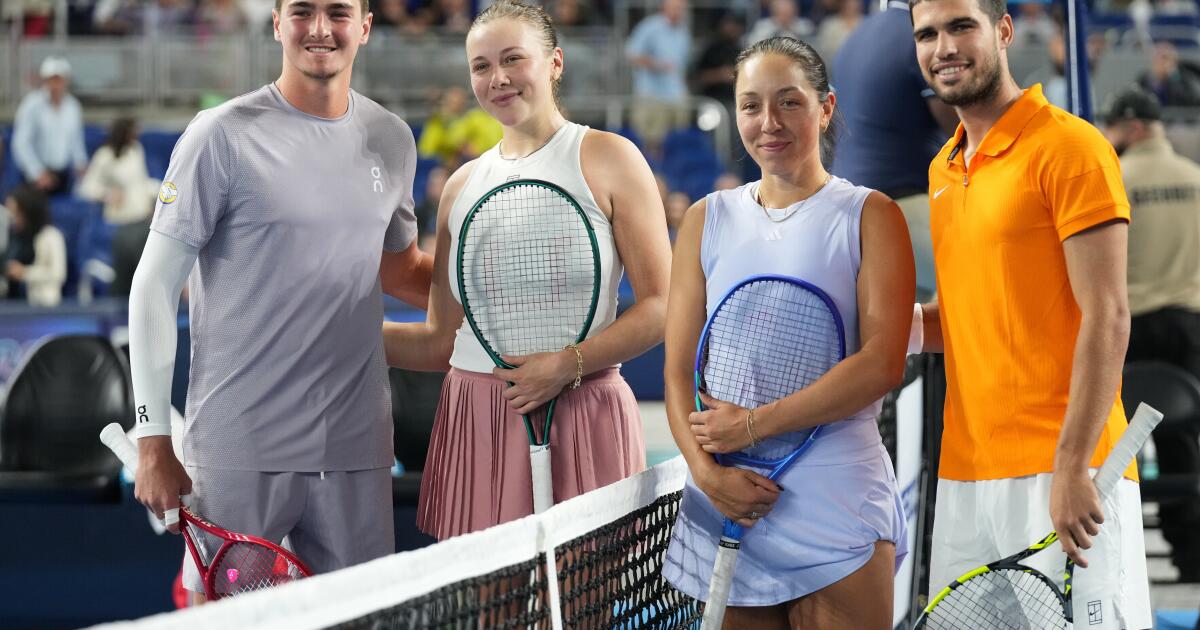 Carlos Alcaraz y otras estrellas del tenis participan en evento de exhibición en el loanDepot Park