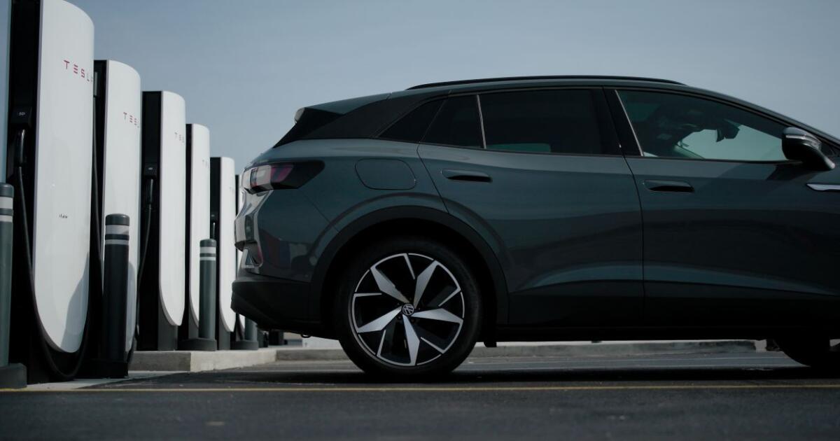 Volkswagen anuncia el acceso a la red de Supercargadores de Tesla y la disponibilidad del adaptador de CC NACS