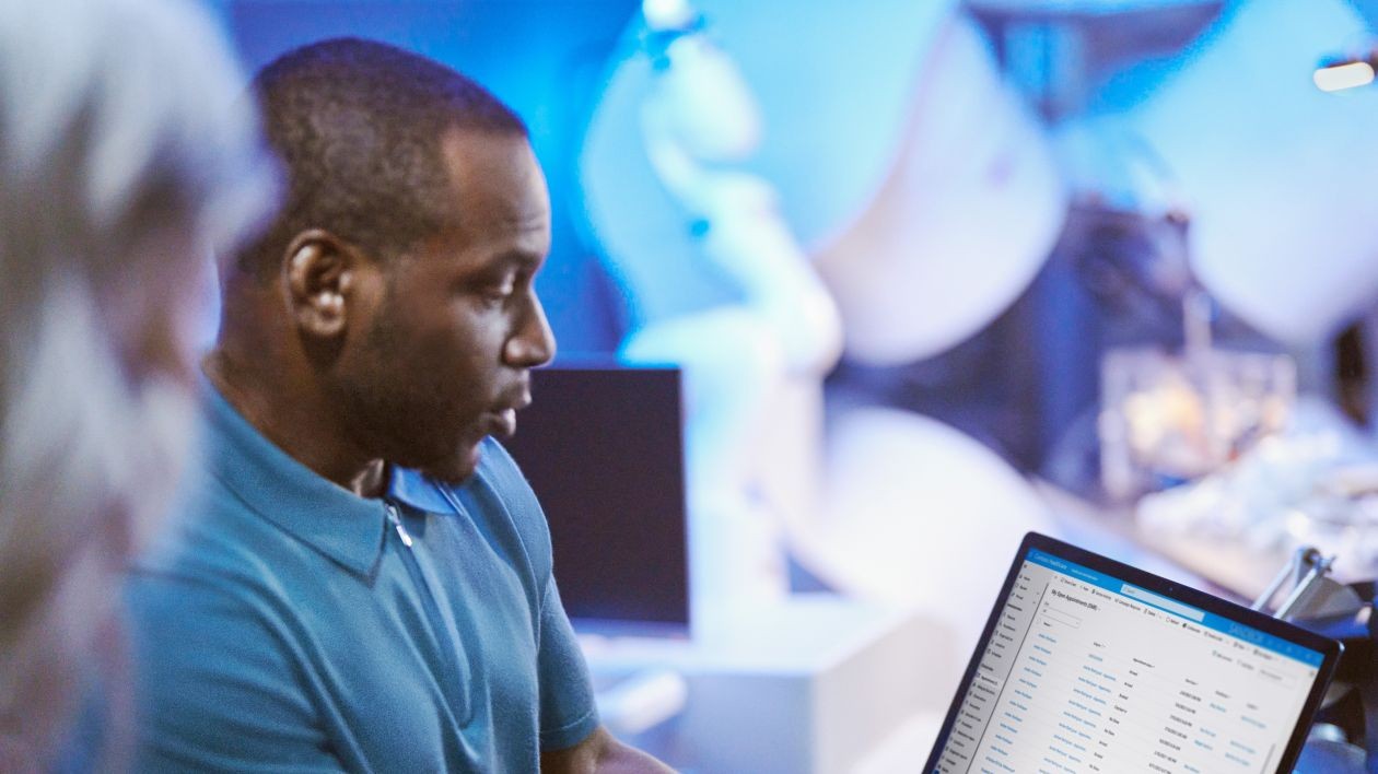 Una persona trabaja con una laptop