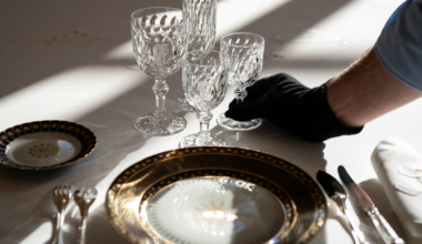 Detenido el tesorero del Elíseo, que saqueó más de 100 piezas de la vajilla de Macron y se las vendió a un trabajador del Louvre