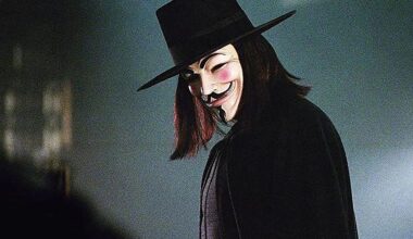 Qué películas ver este martes en televisión: de una navideña con Emilia Clarke a la más icónica de terror de los 70