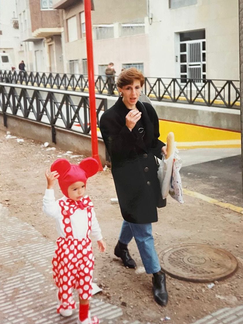 victor palmero de nino camina disfrazado de mickye mouse