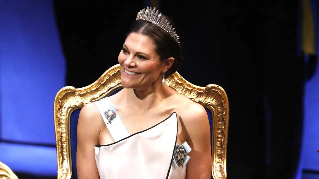 Victoria y Magdalena de Suecia, impresionantes en los Premios Nobel 2025: explosión de glamour y alta joyería en Estocolmo
