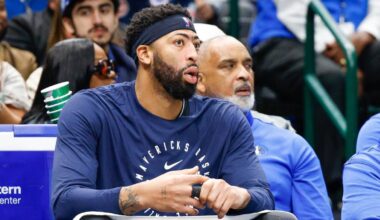 Anthony Davis, en el banquillo durante un partido de Dallas Mavericks.