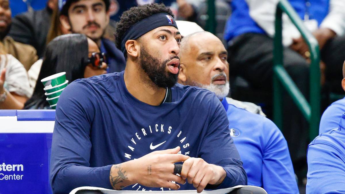 Anthony Davis, en el banquillo durante un partido de Dallas Mavericks.
