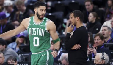 Jayson Tatum conversa con Joe Mazzulla durante un partido de los Celtics.