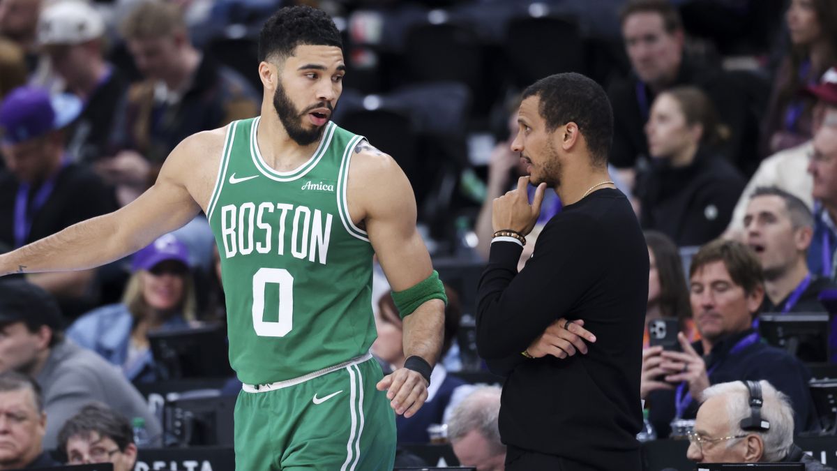 Jayson Tatum conversa con Joe Mazzulla durante un partido de los Celtics.