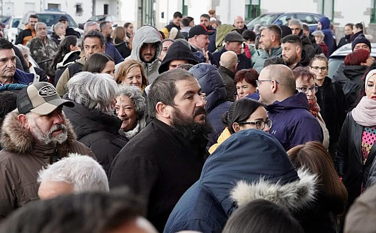 Imagen principal - En apenas una semana, las papeletas del 79432 han hecho saltar por los aires la paz en Villamanín