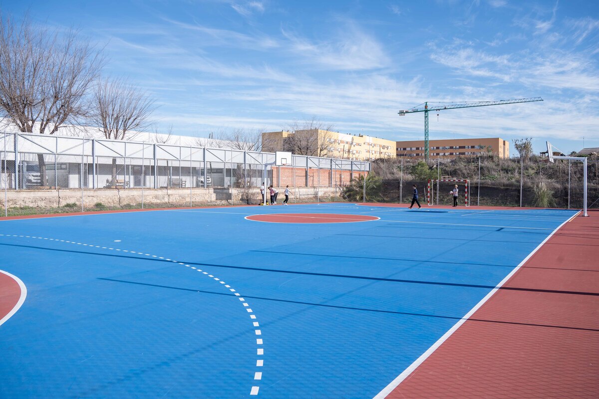 Finaliza la reforma de las pistas deportivas de La Calzada y Juan Canet con una inversión de 109.198,30