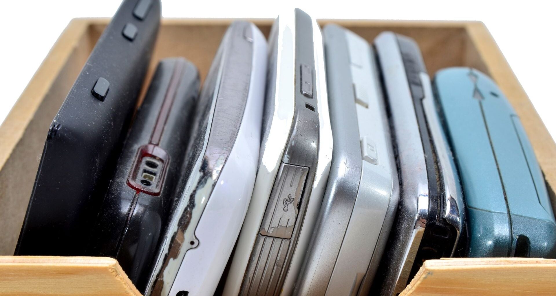 ¿Tienes móviles antiguos en casa? Por qué deberías revisarlos (y qué puedes hacer con ellos)