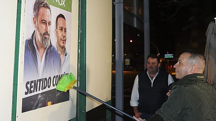 El candidato de VOX a la presidencia de la Junta de Extremadura, Óscar Fernández Calle, durante la tradicional pegada de carteles