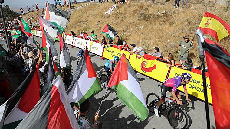 Emocionados con la huella de Rafa Nadal, indignados con el sabotaje a la Vuelta