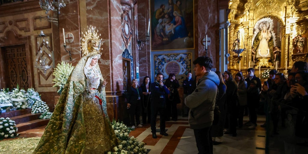 Más de 17.300 personas pasaron este lunes por la basílica para ver a la Macarena