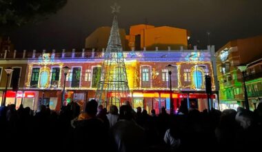 Los efectos audiovisuales y el mensaje navideño del vídeo mapping llenan de magia la Plaza de España