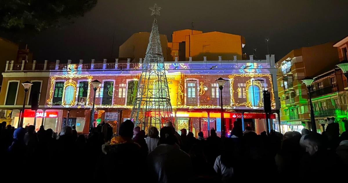 Los efectos audiovisuales y el mensaje navideño del vídeo mapping llenan de magia la Plaza de España