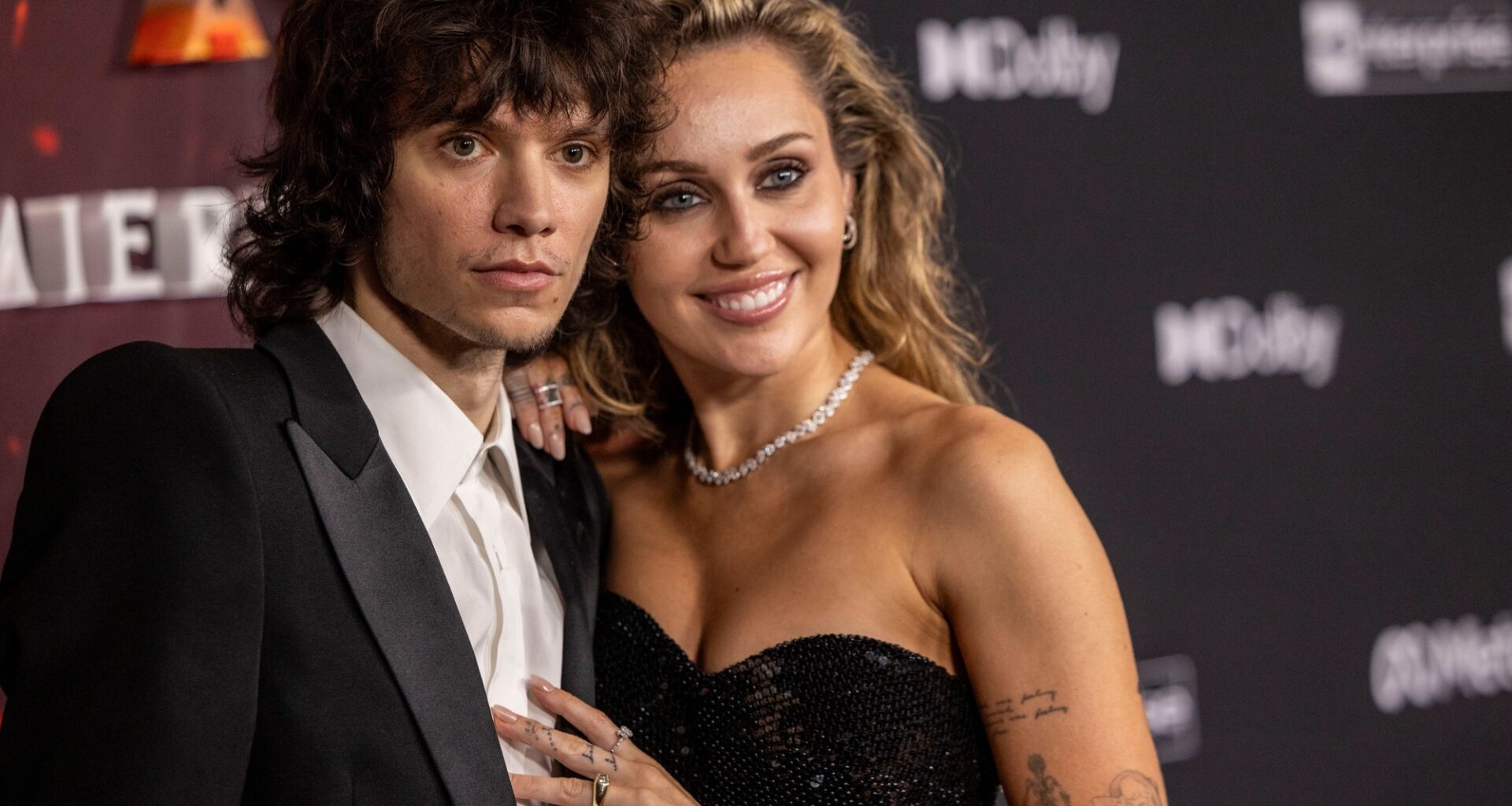 apareció en el estreno de Avatar con un anillo de compromiso