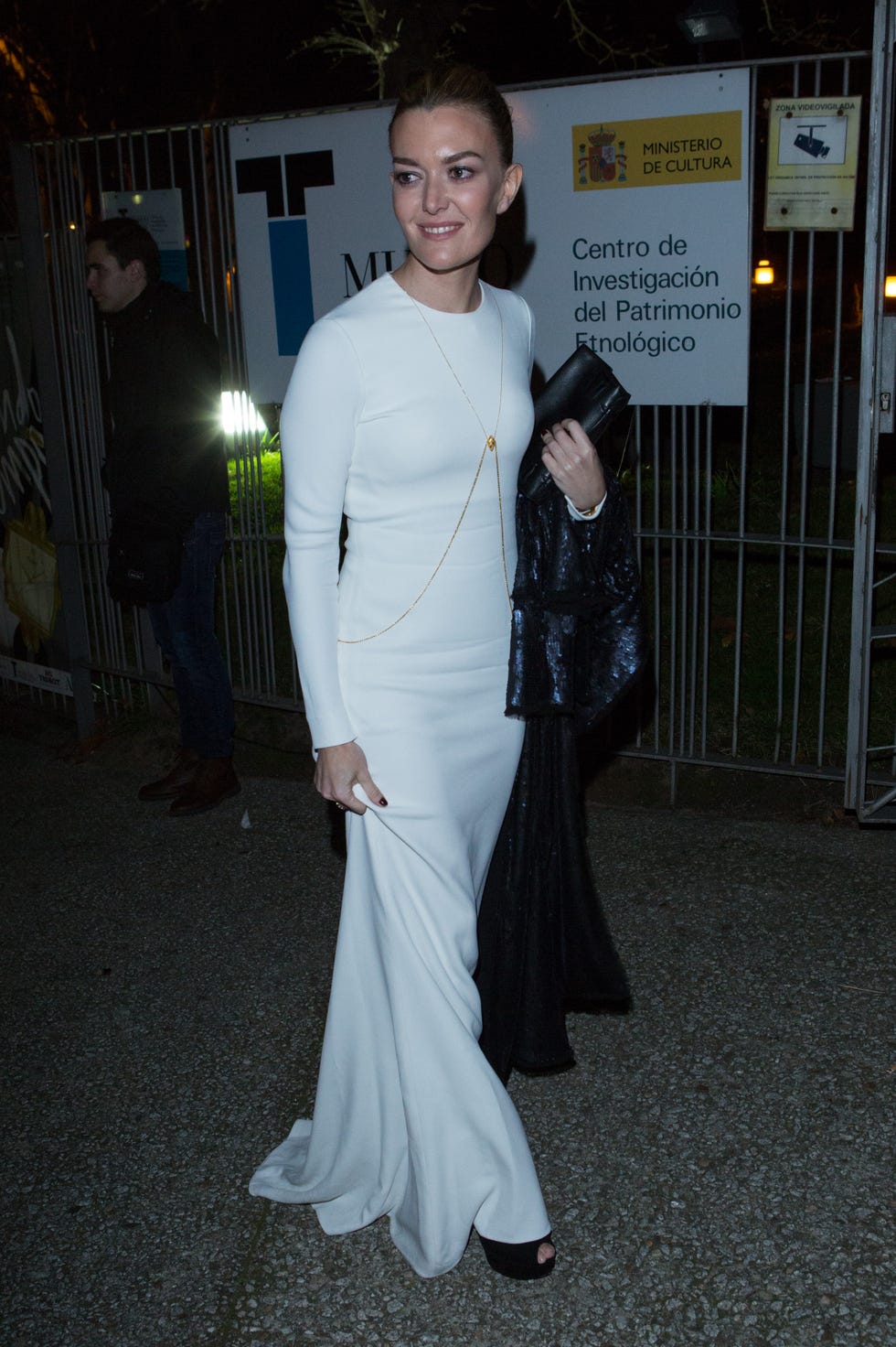 zara recupera un vestido largo de marta ortega de invierno 2016