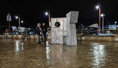 Denuncian que la escultura 'Zinka' de Zumaia ha sido derribada y tirada a la ría