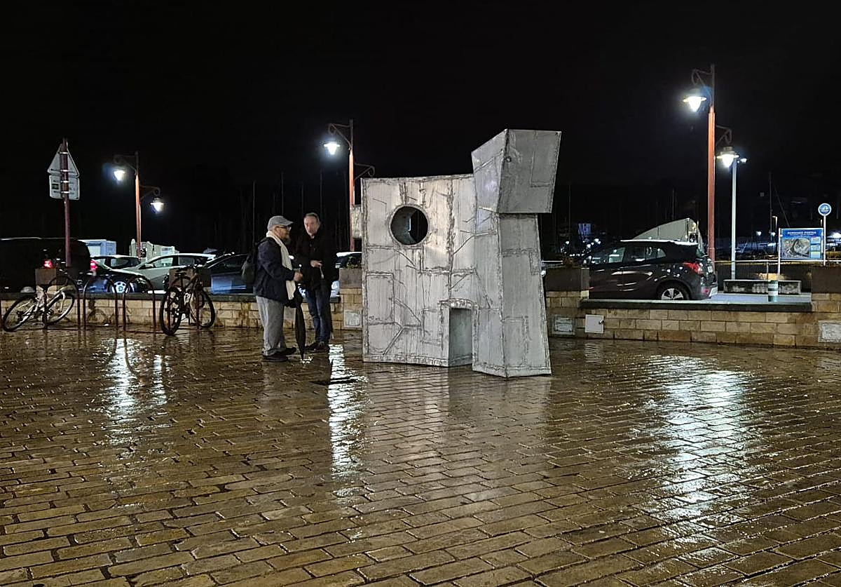 Denuncian que la escultura 'Zinka' de Zumaia ha sido derribada y tirada a la ría
