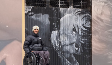 Mural en Salamanca: un hombre se reencuentra con su infancia - SALAMANCArtv AL DÍA